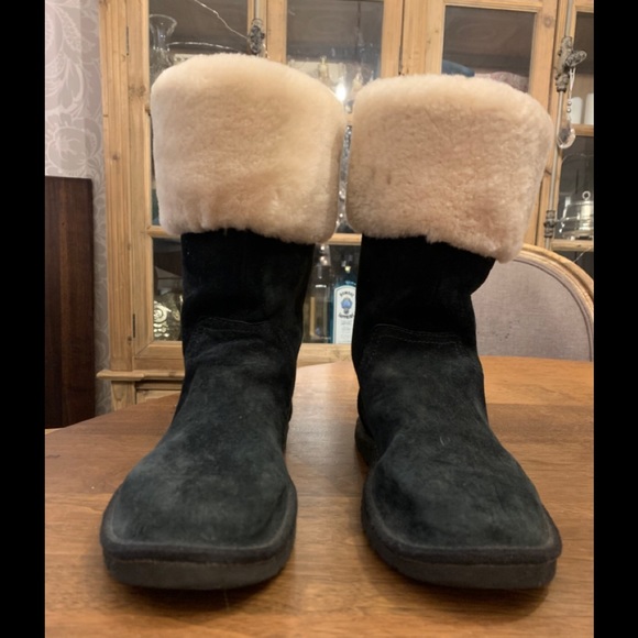 Woman’s Ugg Beckham Black Suede Sheepskin Boots - Picture 3 of 7